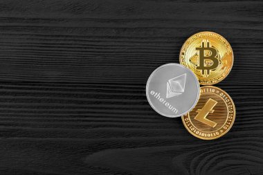 Gümüş ve altın sikkeler bitcoin, ripple ve ethereum sembolü ile