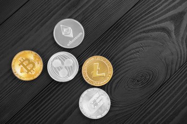 Gümüş ve altın sikkeler bitcoin, ripple ve ethereum sembolü ile