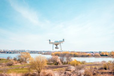 Beyaz dron kameraya yakın çekim. Drone quadcopter uçuş