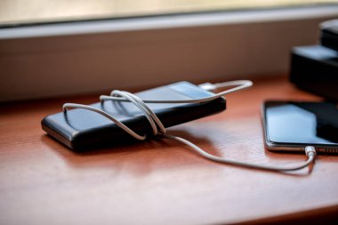 powerbank ücretleri akıllı telefon ahşap arka plan üzerinde izole