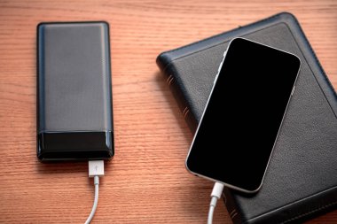 powerbank ücretleri akıllı telefon ahşap arka plan üzerinde izole