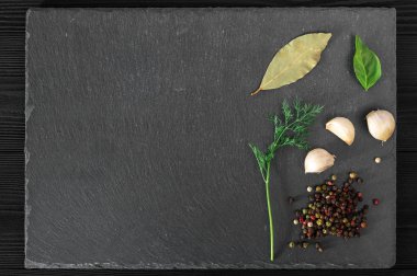 Garlick rezene biber bazilika siyah taş zemin