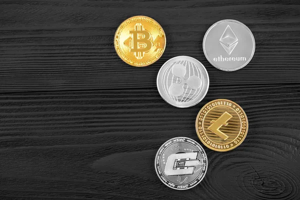 Plata y monedas de oro con bitcoin, ondulación y símbolo etéreo —  Fotos de Stock