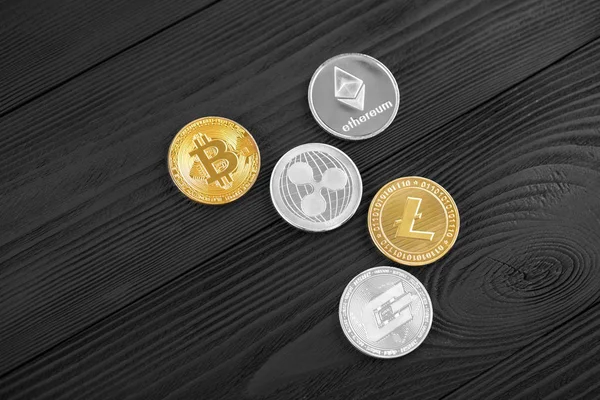 Gümüş ve altın sikkeler bitcoin, ripple ve ethereum sembolü ile