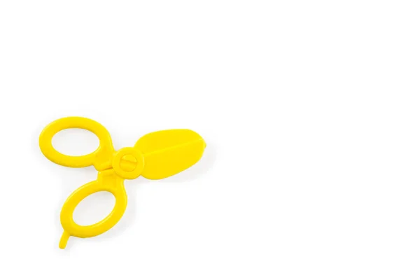Ciseaux de bébé jaunes isolés sur fond de whtie — Photo
