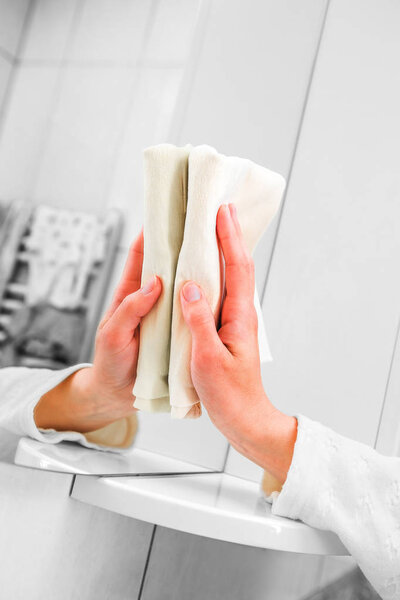 Девушка моет окно дома
