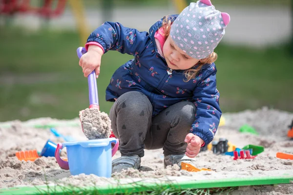 Dziewczynka gra w piaskownicy — Zdjęcie stockowe