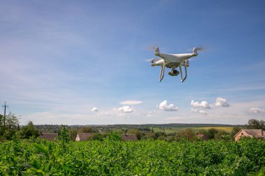 Beyaz dron kameraya yakın çekim. Drone quadcopter uçuş