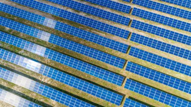 Hava görünümünde güneş panelleri