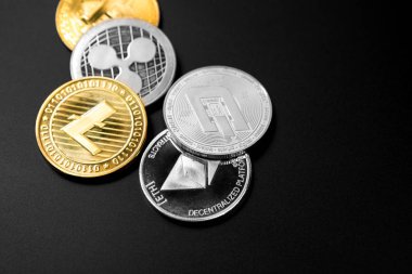 Gümüş ve altın sikkeler bitcoin, ripple ve ethereum sembolü ile
