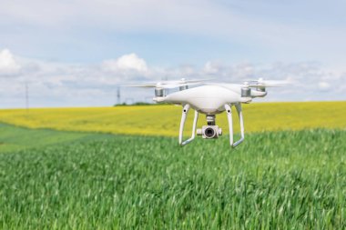 Beyaz dron kameraya yakın çekim. Drone quadcopter uçuş