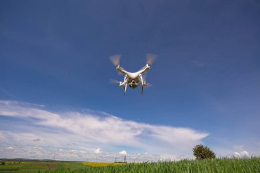 Beyaz dron kameraya yakın çekim. Drone quadcopter uçuş