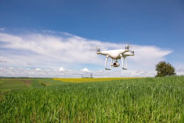 Beyaz dron kameraya yakın çekim. Drone quadcopter uçuş