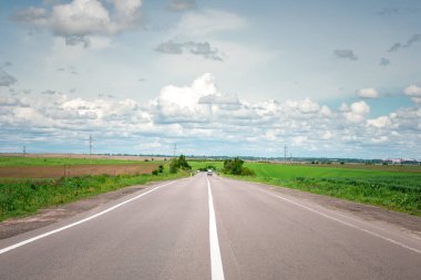 Hız otoyolu tarladan geçiyor. asfalt kaplı yol