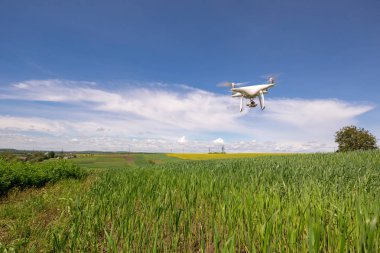 Beyaz dron kameraya yakın çekim. Drone quadcopter uçuş