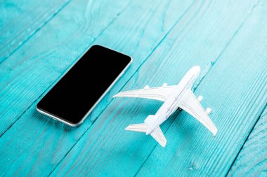 Akıllı telefon, siyah ekranlı, mavi ahşap bac model uçak
