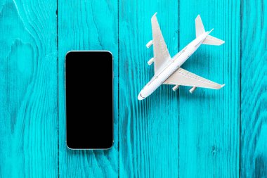 Akıllı telefon, siyah ekranlı, mavi ahşap bac model uçak