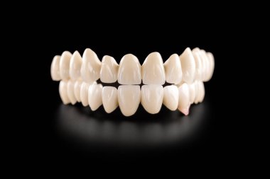 siyah arka plan üzerinde protez