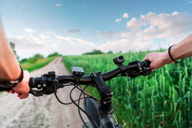 Dağ bisikleti hızlı bisiklet üzerinde azalan tepeden aşağı. Üzerinden görüntülemek 