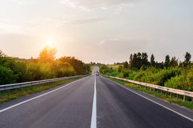 Hız otoyolu tarladan geçiyor. asfalt kaplı yol