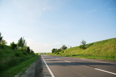 Hız otoyolu tarladan geçiyor. asfalt kaplı yol
