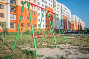 Parktaki bahçedeki renkli oyun parkı