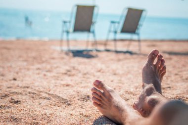 Lounge erkekler ayağa bungalow Sea görüntülemek