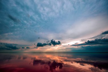 Dramatik gün batımı ve gün doğumu gökyüzü