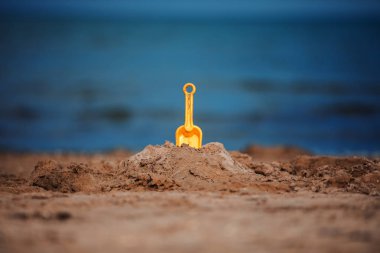 Çocuk erkekler kümesinden kum ile oyun için sahil üzerinde