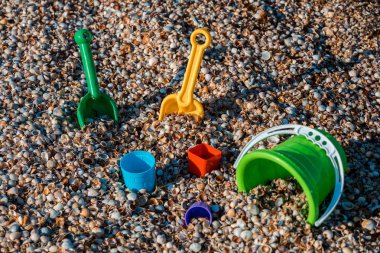 Çocuk erkekler kümesinden kum ile oyun için sahil üzerinde