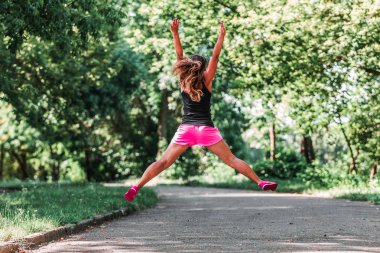 güzel bir kadın fitness parkta atlama