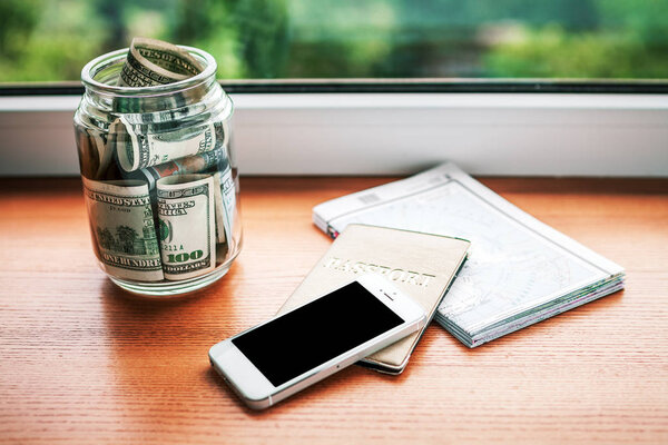 объекты для путешествий изолированы на деревянном фоне
