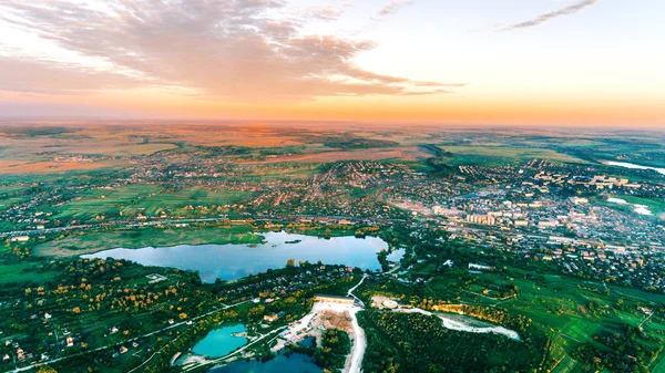 Le champ vert est au coucher du soleil avec le drone — Photo