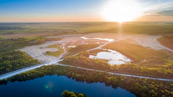 Drönare med kamera, vacker sommar liten flod från en höjd — Stockfoto