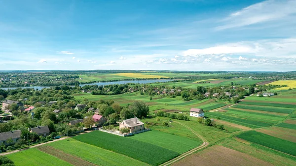 Vista superior del paisaje rural en el soleado día de primavera. Casa y verde — Foto de Stock