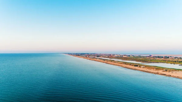 Luchtfoto van de zonsopgang boven zee. — Stockfoto