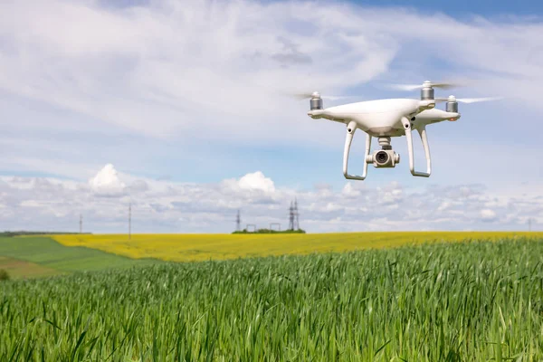 Gros plan sur la caméra du drone blanc. Drone quadcopter en vol — Photo