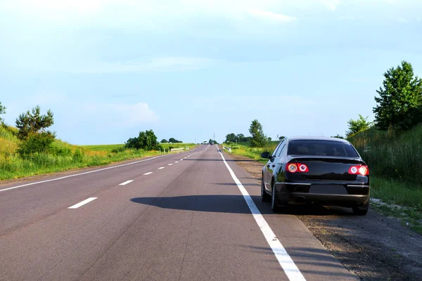 Coche en asfalto carretera — Foto de Stock