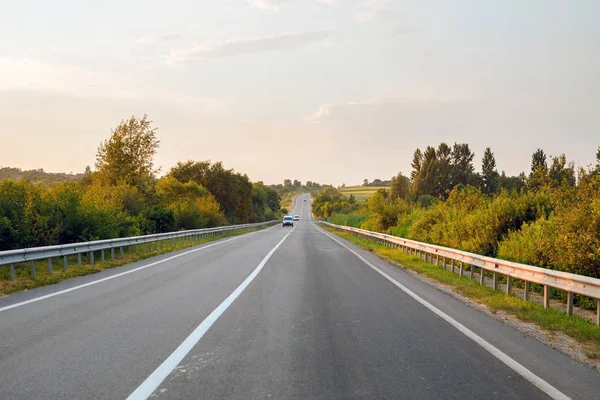 Speed highway through the field. asphalt-paved roada — Stock Photo, Image