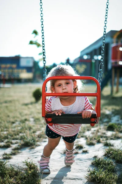 Niño jugando en el patio — Foto de Stock