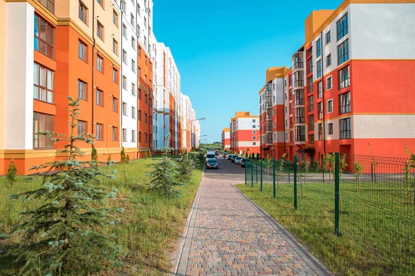 Edificio de varios pisos con una fuente en un parque — Foto de Stock