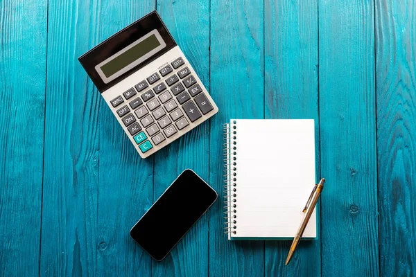 Office werktafel met Tablet, Calculator, Kladblok op een houten d — Stockfoto