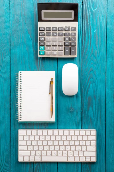 Mesa de trabajo de oficina con tableta, calculadora, bloc de notas en una d de madera — Foto de Stock