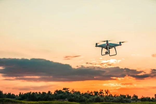 Drone quadcopter w locie na tle nieba — Zdjęcie stockowe