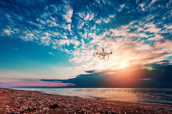 Létající dron na pozadí západu slunce — Stock fotografie