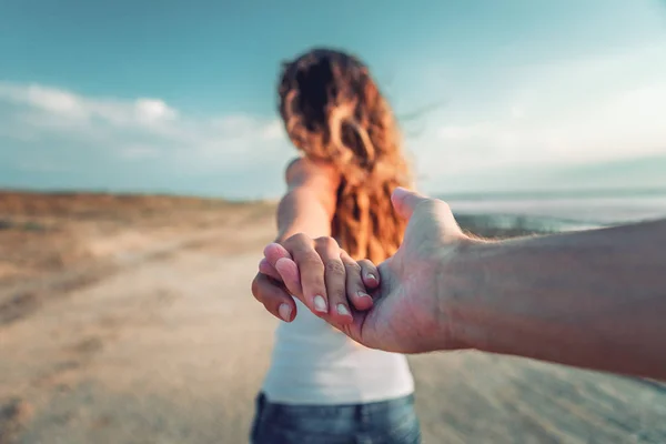 En flicka går på ett inlägg som håller en Karl på en hand — Stockfoto