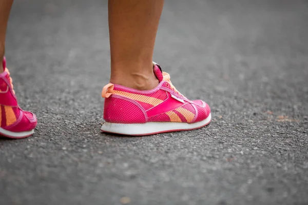 Young fitness female runner legs ready for run on forest trail — Stock Photo, Image