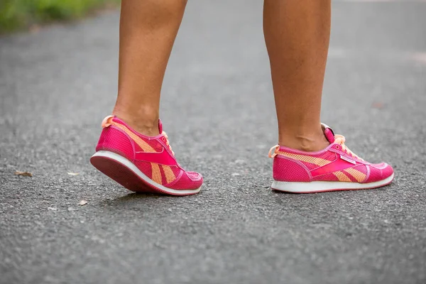 Jonge fitness vrouwelijke atleet benen klaar voor run op bospad — Stockfoto