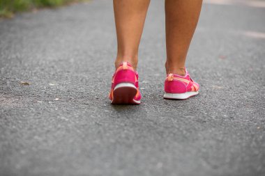Genç fitness kadın runner bacaklar orman iz üstünde koşmak için hazır
