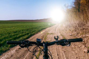 Bisiklet alan yolda